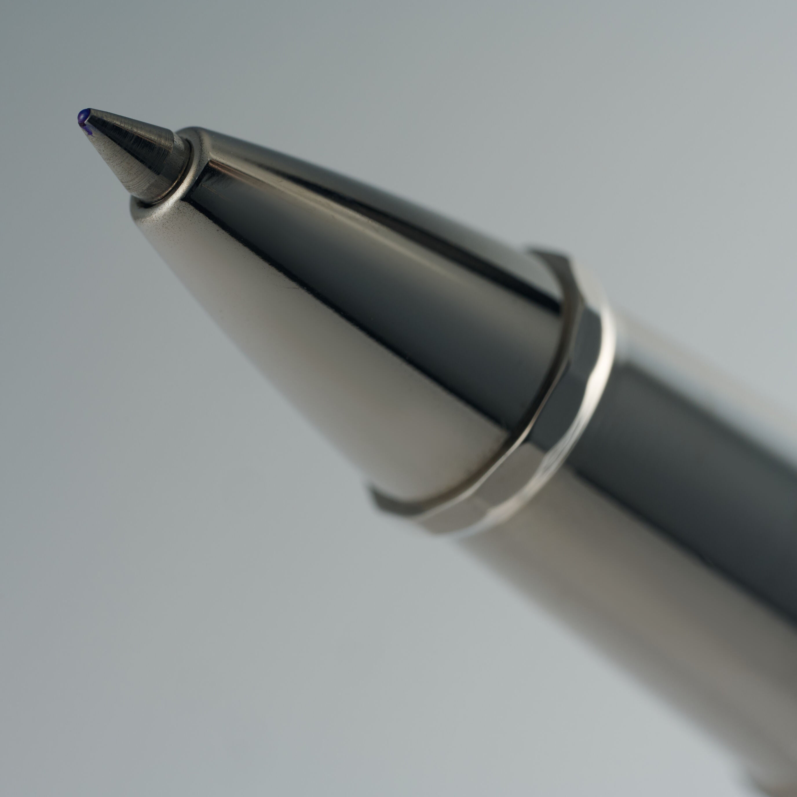 Paragon Black Rollerball Pen (White Gold)